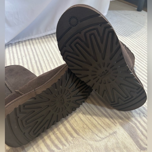 Brown classic kids UGGS - Picture 7 of 9